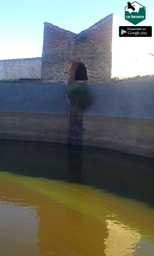 Presa y parte del edificio del molino de la charca del Barruecos de Arriba